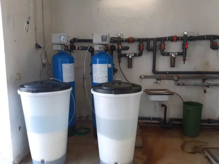 Duplexní průmyslový změkčovací filtr centrálního systému přípravy a ohřevu teplé vody